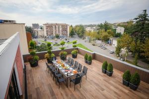 库塔伊西Hotel InnDigo in Kutaisi的阳台配有桌椅和街道。