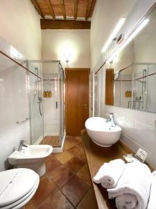 圣焦万尼瓦尔达尔诺A duecento passi- comfort nel cuore della Toscana的一间带两个盥洗盆、淋浴和卫生间的浴室