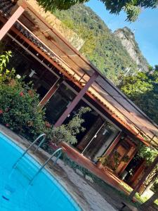 里约热内卢Pousada Solar do Redentor的一座带游泳池和山脉的房子