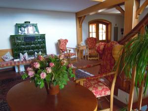 巴特比恩巴赫Hotel Rappensberg garni的客厅配有带花瓶的桌子