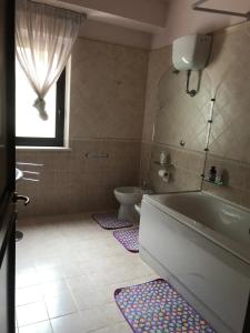 Pratola PelignaCasa Di Marzio的带浴缸和卫生间的浴室。