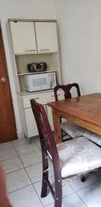 派桑杜APARTAMENTO céntrico Para 5 PERSONAS的桌子、椅子、桌子和微波炉