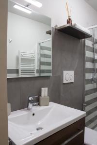 科拉托Amore Se Luxury Apartment的浴室设有白色水槽和镜子
