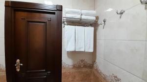 布哈拉Villa Oasis的浴室配有毛巾架和毛巾