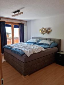 布里恩茨Gemütliche Ferienwohnung zwischen See und Bergen的一间卧室配有一张带蓝色枕头的大床