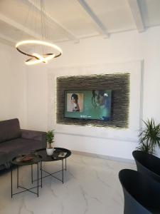唐吉莫利尼Casa M Montenegro的客厅配有沙发和墙上的电视