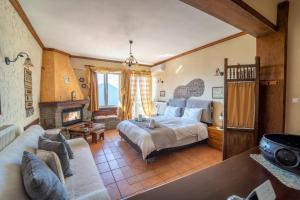 卡尔派尼西翁Semeli Guesthouse的一间卧室设有一张大床和一个壁炉
