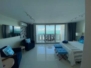 圣胡安KASA Terrace Studio Breathtaking Ocean Views的一间卧室设有一张床和一间客厅。