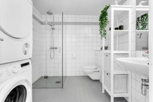 奥斯陆Keybutler Central Apartment Grønland的白色的浴室设有卫生间和水槽。