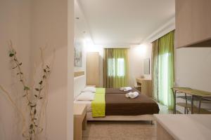 考考纳里斯Villa ALEXIS的酒店客房带一张床和一个厨房
