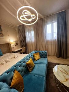 克鲁舍瓦茨Dis Delux的客厅配有蓝色的沙发和床。