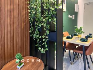 吉隆坡Green Style 2BR/4PX Near Desk Park & Mont Kiara的桌子房间里植物墙