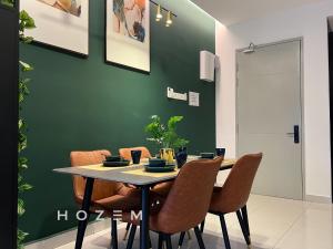 吉隆坡Green Style 2BR/4PX Near Desk Park & Mont Kiara的一间带桌椅的用餐室