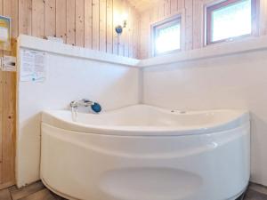 格林哥里8 person holiday home in Roslev的一间带卫生间和浴缸的浴室