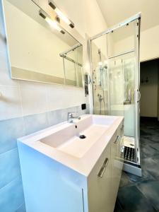 斯波托尔诺A 5 minuti dal mare - Dolphin Beach House的白色的浴室设有水槽和淋浴。