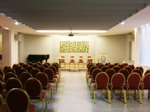 阿韦尔萨Hotel del Sole-Aversa的一间空房,里面摆放着椅子和钢琴