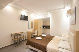 考考纳里斯Villa ALEXIS的酒店客房带一张床和一个厨房