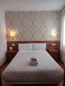 马德里Salomé的一间卧室配有一张床,上面有两条毛巾