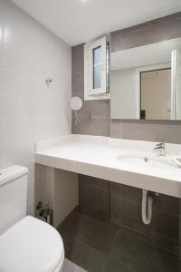 考考纳里斯Villa ALEXIS的浴室配有白色卫生间和盥洗盆。