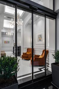 雅典Praxitelous Luxury Suites的客厅配有两把椅子和吊灯