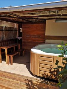 开普敦Bona Lodge的天井上的热水浴池配有桌子和长凳