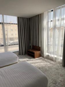 利雅德شرفة的酒店客房设有两张床和窗户。