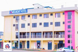 Homa BayBelmont Hotel Homabay的一座标有酒店标志的建筑