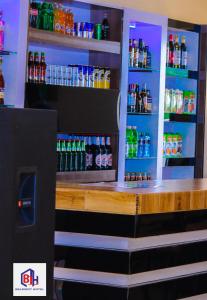 Homa BayBelmont Hotel Homabay的酒吧,冰箱架上备有饮品