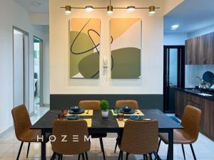 吉隆坡Modern Style 3BR/7PX Near Desa Park & Mont Kiara的一间用餐室,配有黑色的桌子和椅子
