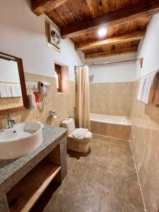 帕罗Rema Resort的浴室配有盥洗盆、卫生间和浴缸。