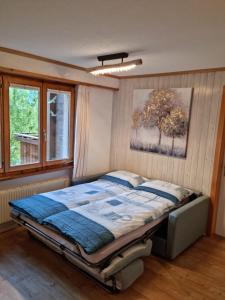 布里恩茨Gemütliche Ferienwohnung zwischen See und Bergen的卧室配有一张挂在墙上的床铺