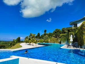 蔻立Khaolak Blue Sky Villa的一个蓝色天空的大游泳池