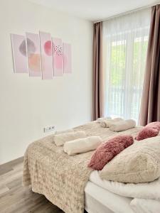 塞格德SunSuite Szeged的一间卧室配有两张带枕头的床和窗户。