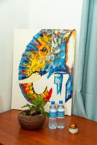 阿鲁沙Blue elephant villas的狮子画的两瓶水