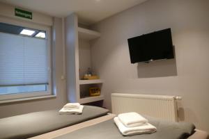 多特蒙德Pension Sölde的一间卧室配有两张床和一台平面电视