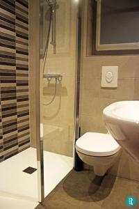 埃尔施泰因伊尔边缘酒店的带淋浴、卫生间和盥洗盆的浴室