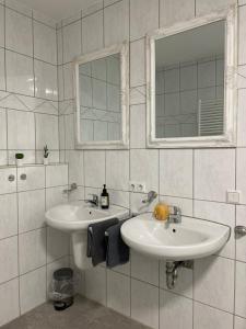 巴特罗森菲尔德Ferienwohnung auf dem Sonnenhang的白色的浴室设有两个盥洗盆和镜子