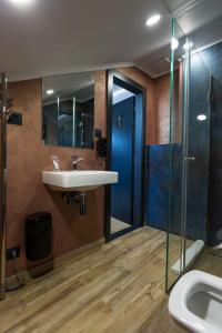科希策Apart Hotel GOLDEN apartments的一间带水槽和玻璃淋浴的浴室