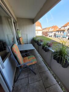 莱茵费尔登Business Apartment in Rheinfelden(Baden)的天井配有桌椅和盆栽植物