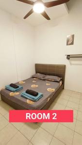 米里Taman Tunku Miri Budget Homestay的一间卧室配有一张带吊扇的床