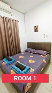 米里Taman Tunku Miri Budget Homestay的一间卧室,配有一张带客房标志的床