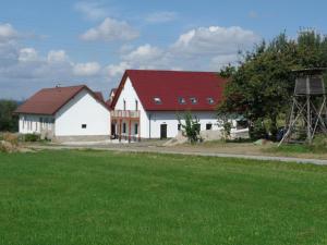 RastenfeldHofbauer-Hof的两座白色建筑,有红色屋顶和草地