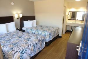哈蒂斯堡Motel 6 Hattiesburg, MS的酒店客房设有两张床和盥洗盆