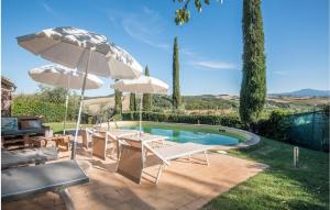 蒙塔尔奇诺Gorgeous Home In Montalcino With Kitchen的一个带两把遮阳伞和一张桌子及椅子的游泳池