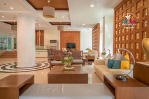 芭东海滩Patong Coco Apartment的客厅配有沙发和桌子
