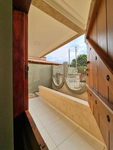 圣若热岛Village São Jorge - Guest Apartment的开放式走廊设有带2张吊床的阳台