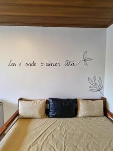 圣若热岛Village São Jorge - Guest Apartment的卧室配有一张墙上引用的床