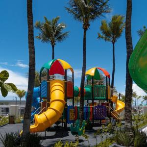 萨利诺波利斯Salinas Premium Resort的一座种有棕榈树的色彩缤纷的游乐场
