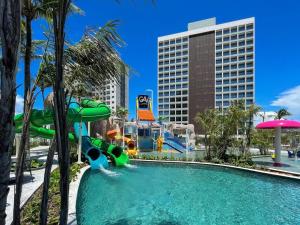 萨利诺波利斯Salinas Premium Resort的度假村的游泳池,带水滑梯