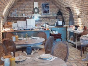 包道乔尼托毛伊Maison Bagatell Badacsony的一间带桌椅的餐厅和一间厨房